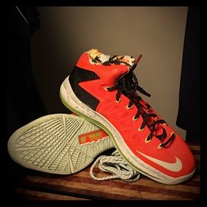 Lebron IX Fuscia like new, Size12 enjoy